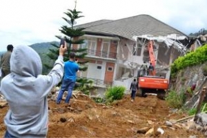 Warga Ancam Bakar Vila, Kalau Tak Dibongkar