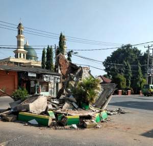 Tugu Monumen Perjuangan Legok Hancur Diterjang Truk