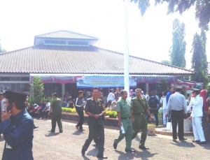 Suasana pasca pelantikan Kepala Desa diluar Pendopo Kabupaten