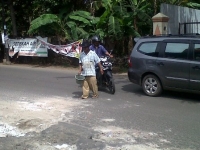 Ide cemerlang Lukman dengan menambal lubang jalanan sambil meraih rezeki