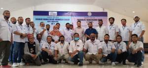 Tampak berfoto bersama SMSI Kota Tangereang, Wakil Walikota Tangerang Sachrudin diapit Ayu Kartika (ketua SMSI Kota Tangerang) dan Junaedi (Ketua SMSI Banten) di Cisarue, Puncak Bogor, Sabtu (22/8/2020).
