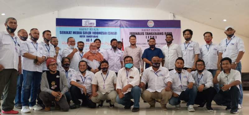 Tampak berfoto bersama SMSI Kota Tangereang, Wakil Walikota Tangerang Sachrudin diapit Ayu Kartika (ketua SMSI Kota Tangerang) dan Junaedi (Ketua SMSI Banten) di Cisarue, Puncak Bogor, Sabtu (22/8/2020).