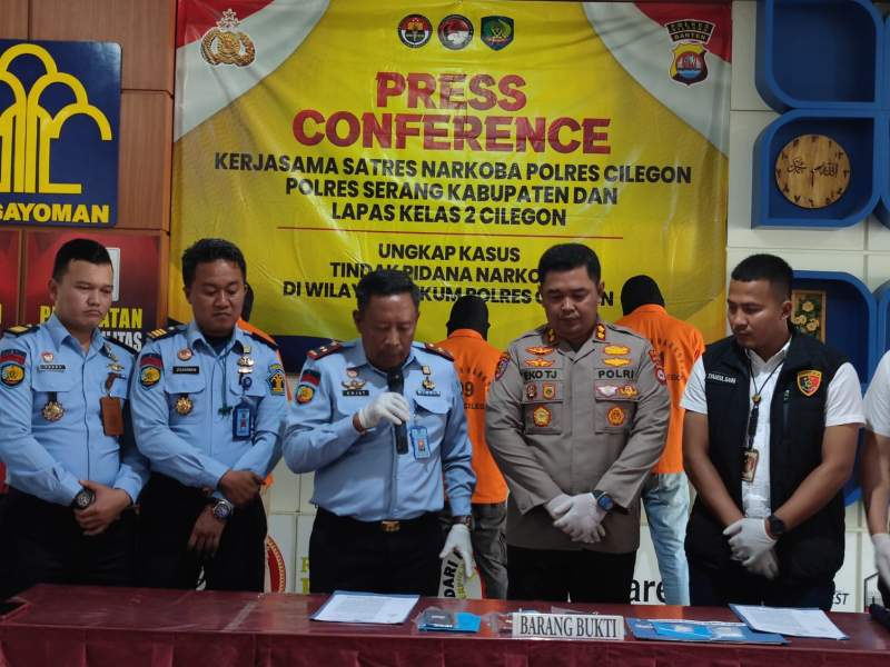 Jajaran Polres Cilegon bersama Lapas Cilegon saat memberikan keterangan saat jumpa pers di gedung Mako 1 Lapas Cilegon, Selasa (13/12/2022).