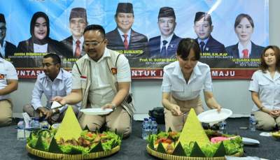 Sekretaris dan Ketua DPC Gerindra Tangsel, Yudi Budi Wibowo bersama Li Claudia Chandra lakukan pemotongan tumpeng HUT ke 16 Partai Gerindra.