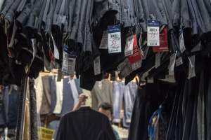 Ilustrasi lapak pakaian bekas.