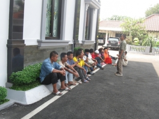 Warga Desa Mendong Laporkan Oknum Desa