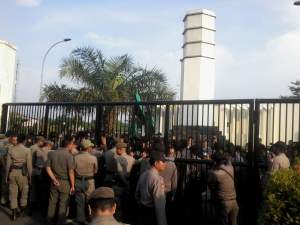 Dinilai Tidak Netral, Puluhan Mahasiswa Geruduk Kantor Gubernur Banten