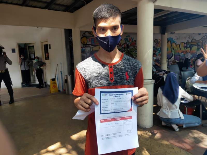  Junaidi, pegawai di Pasar 8 Alam Sutera usai menjalani vaksinasi.