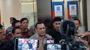 Ketua KPK non-aktif, Firli Bahuri, keluar dari Bareskrim Polri, Jumat (1/12/2023) malam.