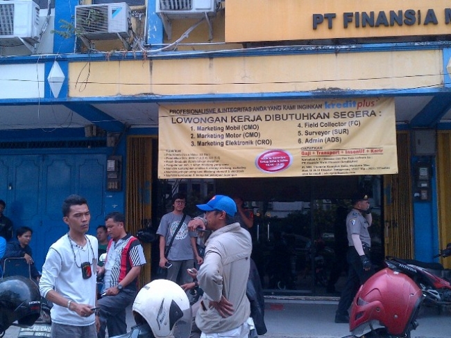 Polisi saat memeriksa tempat kejadian