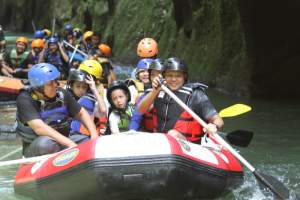 Wakil Bupati Serdang Bedagai, Adlin Tambunan Arung jeram dengan keluarga di Sipispis.