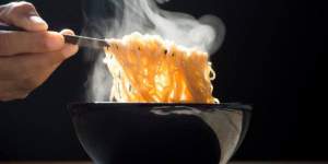 Hati-Hati! Ini 7 Makanan dan Minuman yang Sebaiknya Tak Dikonsumsi Bersamaan dengan Mie Instan
