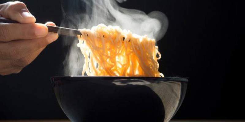 Hati-Hati! Ini 7 Makanan dan Minuman yang Sebaiknya Tak Dikonsumsi Bersamaan dengan Mie Instan