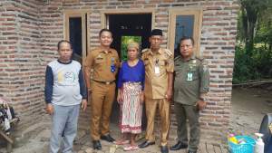 Tampak Camat Kecamatan Kronjo mengunjungi rumah orangtua warganya yang negatif corona. (ft Day)