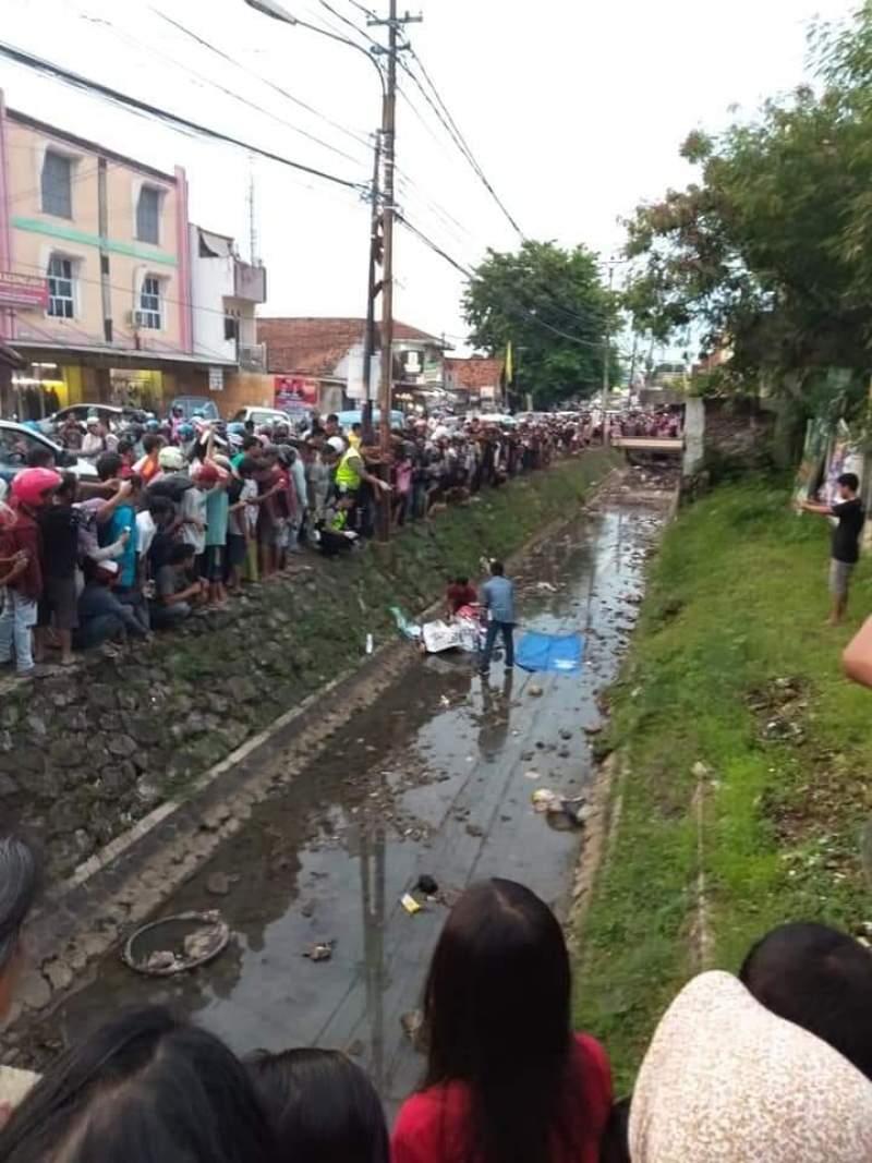 Akibat Hilang Kendali, Seorang Pengendara R2 Nyebur Ke Kali