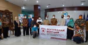 Walikota Tangsel Benyamin Davnie terima bantuan perlengkapan 1000 kantung jenazah dari Satgasda Lawan Covid-19 DPRD Tangsel.