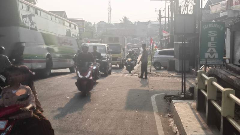 Wujud Pelayanan Polsek Balaraja Polresta Tangerang Pengaturan Arus Lalu Lintas Sore Hari
