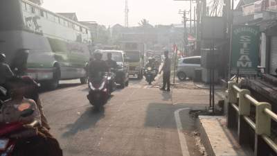 Wujud Pelayanan Polsek Balaraja Polresta Tangerang Pengaturan Arus Lalu Lintas Sore Hari
