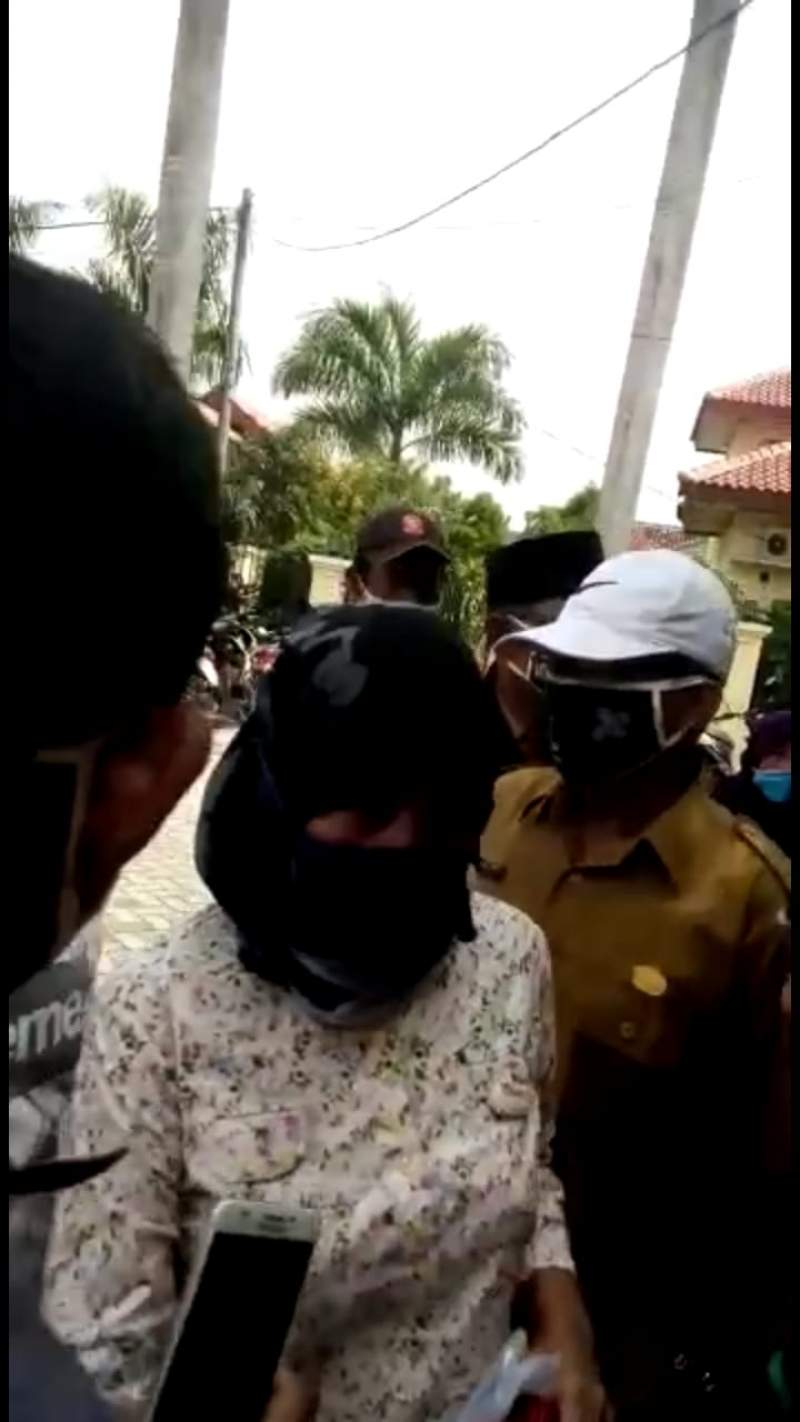 Warga Kronjo Nyaris Adu Jotos Dengan Kades Saat Pembagian Bansos Covid 19