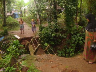 Jembatan Ambrol Belum Ditangani