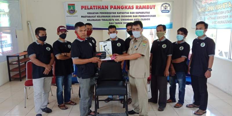 Kurangi Angka Pengangguran, Kelurahan Tegal Ratu Berikan Pelatihan dan Fasilitasi Usaha Barbershop pada Puluhan Pemuda