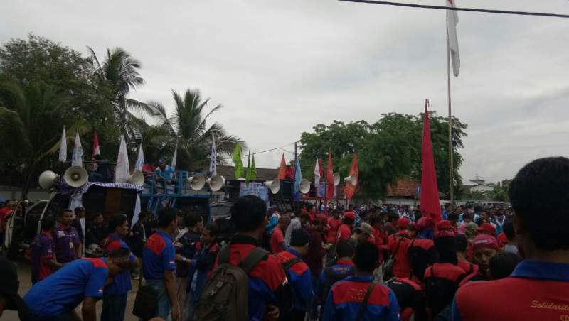 Geruduk Disnaker, Buruh Tuntut Upah Sektoral Tidak Dibredel