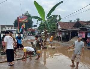 Jalan Poros Kota Serang Rusak Seperti Kubangan Kerbau, Warga Tanami Pohon Pisang