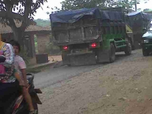 Pemkab Serang Diminta Segera Memperbaiki Jalan Rusak