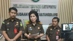 Kepala Kejari Kabupaten Tangerang, Nova Eliza Saragih (tengah), Kasi Pidsus Deni Marinca, dan Kasubsi penyidikan  Faturahman Hakim, dalam keterangan jumpa persnya di ruang Kejari Kabupaten Tangerang