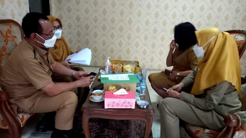 Wali Kota Cilegon Helldy Agustian saat koordinasi dengan jajaran pejabat Dinkes Cilegon, Selasa (10/5/2022).
