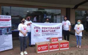 Satgasda Lawan Covid-19 DPRD Tangsel saat serahkan APD di RIS Hospital, Serpong.