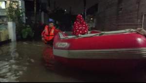 Komplek Maharta Terendam Banjir, Lansia Sakit Hanya Diungsikan di Teras Rumah Warga