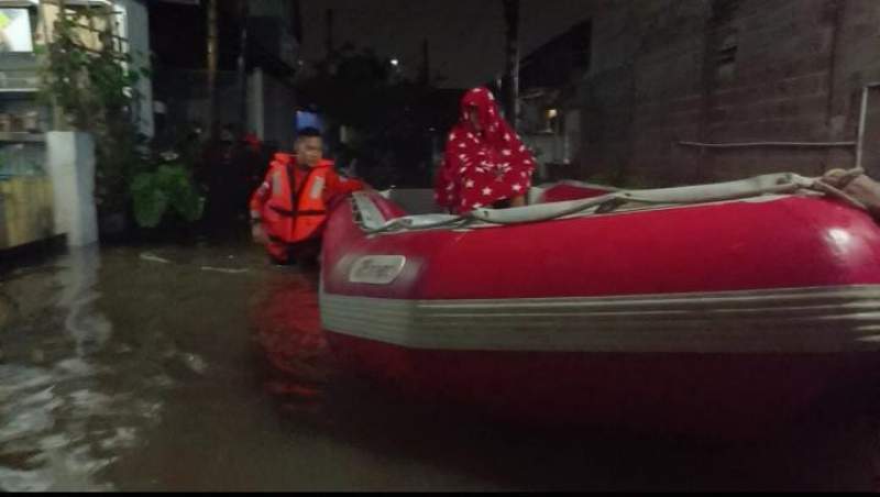 Komplek Maharta Terendam Banjir, Lansia Sakit Hanya Diungsikan di Teras Rumah Warga
