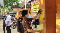 Kajari Cilegon Ely Kusumastuti saat mensosialisasikan sanksi Tipiring sekaligus menempelkan stiker bagi pelanggar PPKM Darurat, Rabu (7/7/2021).