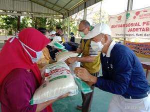 PIK II dan Yayasan Buddha Tzu Chi Bagikan Paket Sembako di Pantura Tangerang