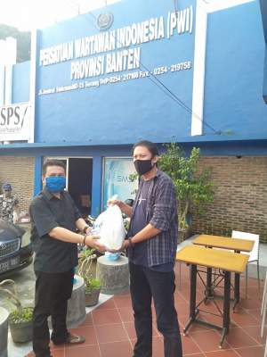 Ditengah Pandemi Covid-19 PWI Banten Berbagi