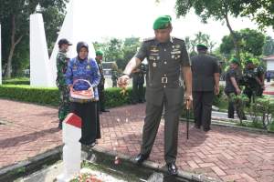 Peringati HUT Korem, Dandim 0510/Tigaraksa Tabur Bunga di TMP Seribu