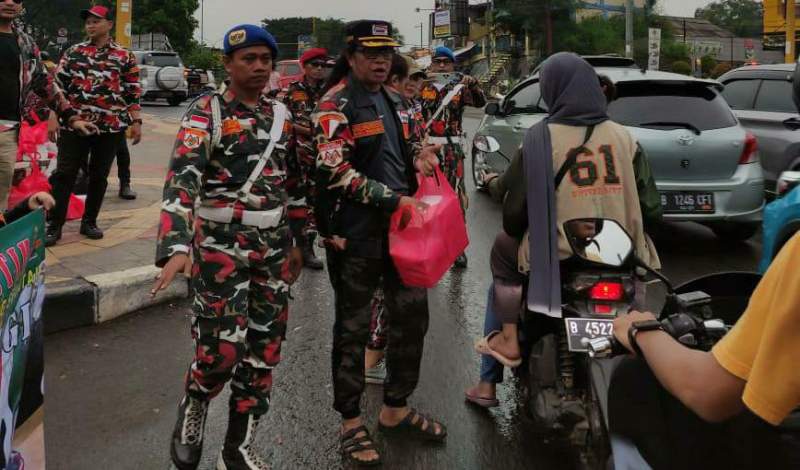Panglima Mabes LMP Pusat, Logo Valenberg bersama anggota ormas LMP lainnya saat bagi-bagi makanan dan takjil di Bunderan Meruga, Ciputat.