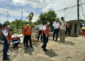 Pegawai Dishub Cilegon bersama PT KAI saat meninjau salah satu palang pintu perlintasan Kereta Api beberapa waktu lalu.