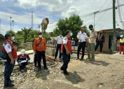Pegawai Dishub Cilegon bersama PT KAI saat meninjau salah satu palang pintu perlintasan Kereta Api beberapa waktu lalu.