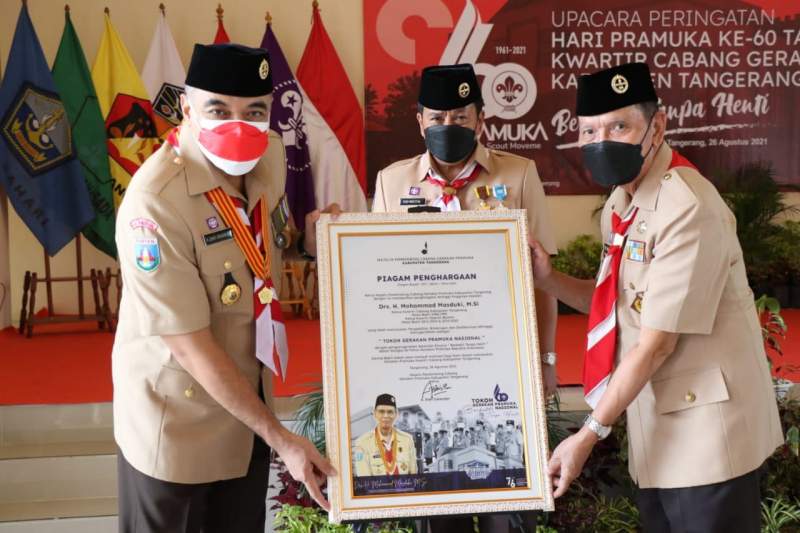 Zaki Berikan Penghargaan Ke Tokoh Pramuka Nasional Masduki