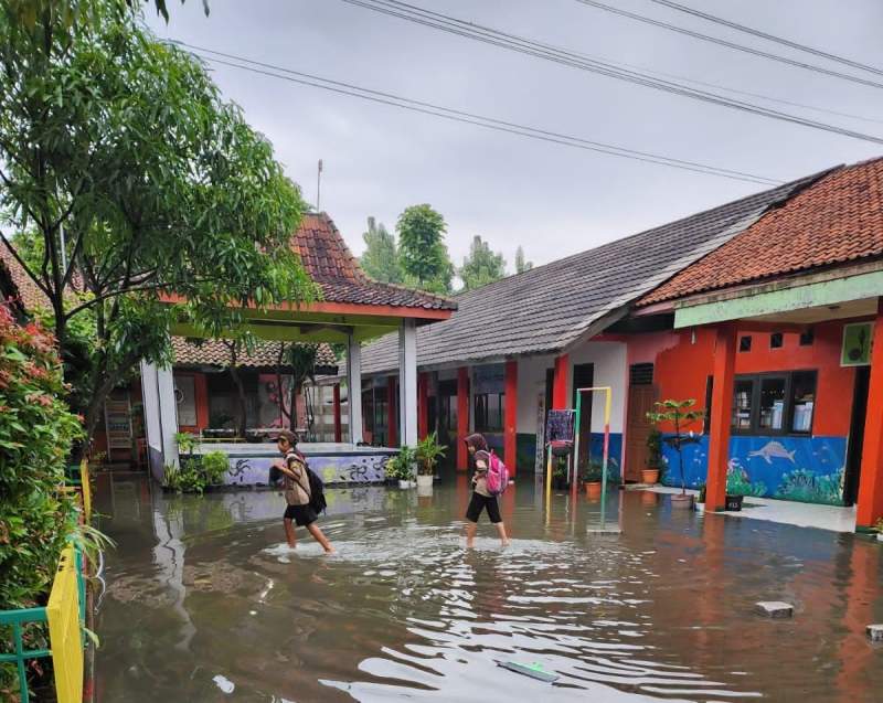 camat minta warga waspada terhadap banjir.