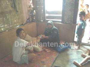 TKSK Serahkan KIS untuk Penderita Gizi Buruk