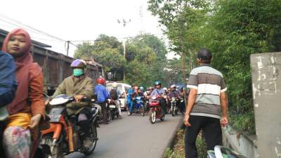 ⁠⁠⁠Karyawan Cingluh Pasar Kemis Tewas Terlindas Kontener