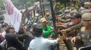 Massa Pertamina saat gelar aksi tolak rencana kenaikan harga BBM di gerbang DPRD Kota Tangsel.