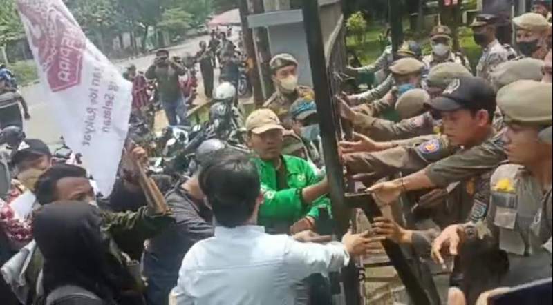 Massa Pertamina saat gelar aksi tolak rencana kenaikan harga BBM di gerbang DPRD Kota Tangsel.