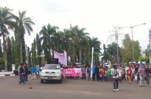 Warga Bantubantar Demo Pemkab Pandeglang