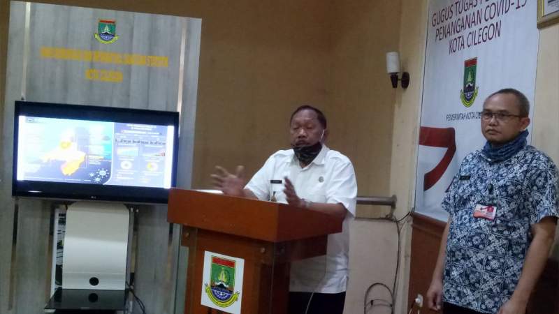 Walikota Cilegon, Edi Ariadi selaku Ketua Gugus Tugas Covid-19 Cilegon didampingi Juru Bicara, Aziz Setia Ade menggelar konferensi pers terkait refocusing anggaran saat di Kantor Walikota Cilegon, Jumat (17/4)