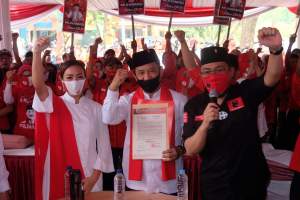 Pasangan calon walikota Tangsel, Muhamad-Rahayu Saraswati bersama Ketua DPC PDIP Tangsel, Wanto Sugito saat pengumuman rekom pasangan calon di Sekretariat PDIP Tangsel, Ruko Malibu, BSD Serpong.