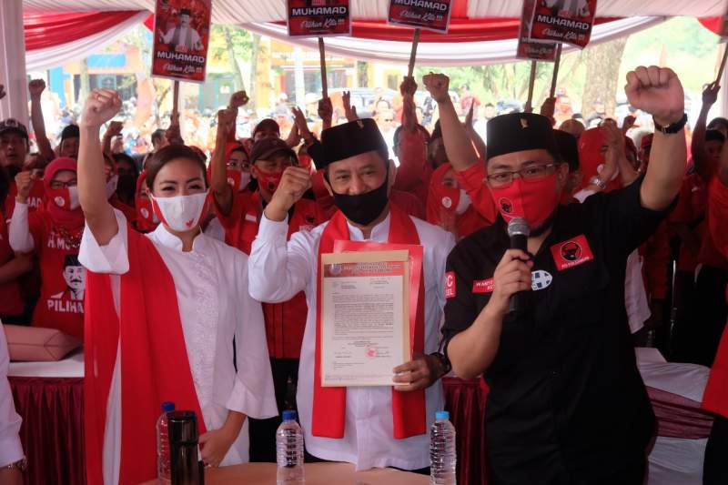 Pasangan calon walikota Tangsel, Muhamad-Rahayu Saraswati bersama Ketua DPC PDIP Tangsel, Wanto Sugito saat pengumuman rekom pasangan calon di Sekretariat PDIP Tangsel, Ruko Malibu, BSD Serpong.